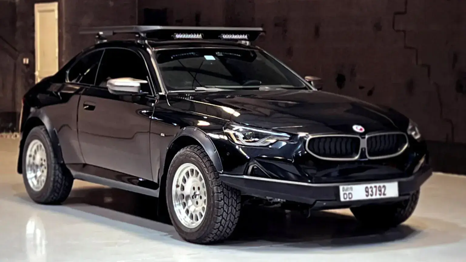 Дубайский тюнер превратил BMW M240i в пустынный внедорожник в стиле "сафари"