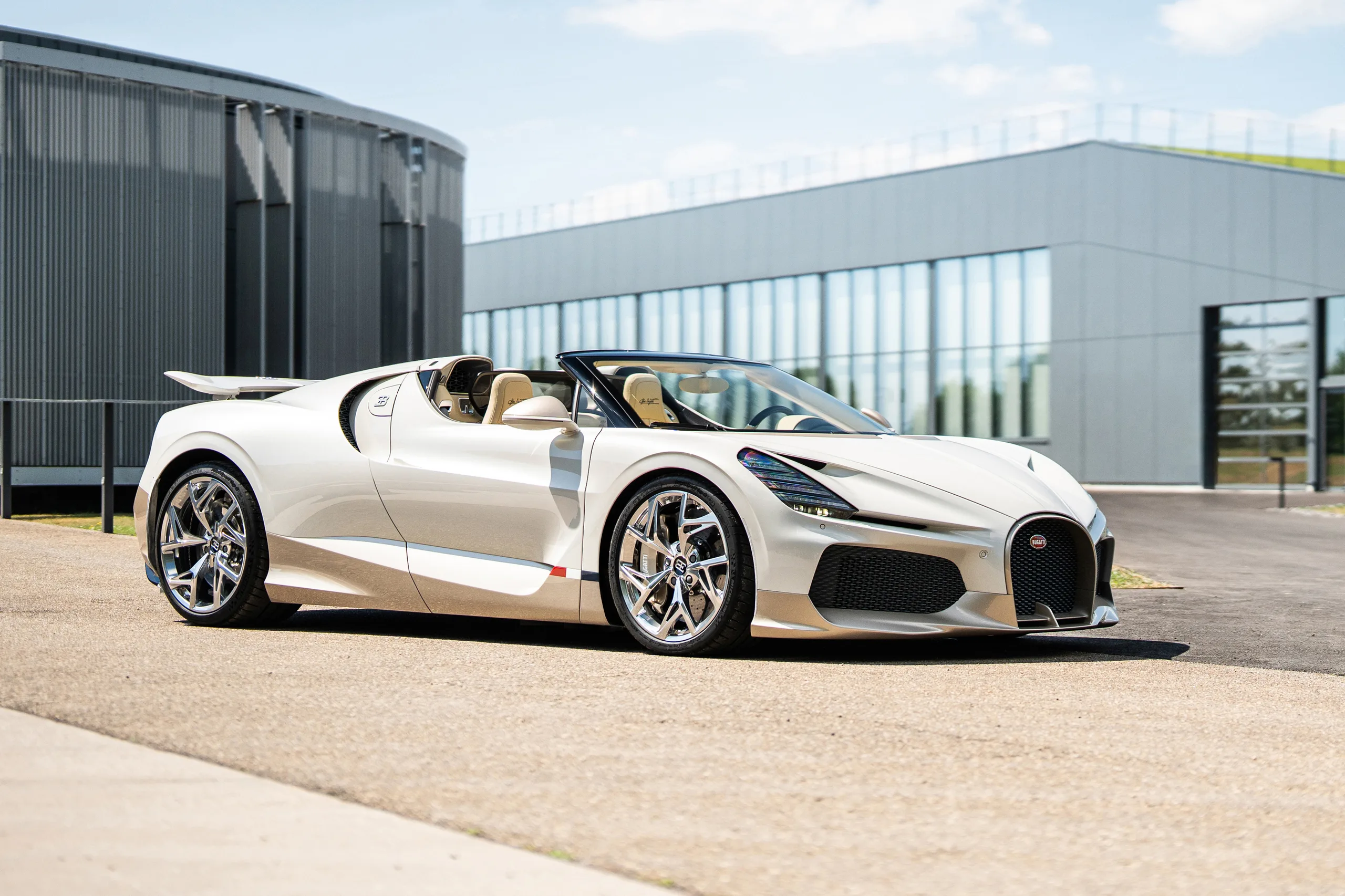 Bugatti выпустила последний автомобиль с двигателем W16