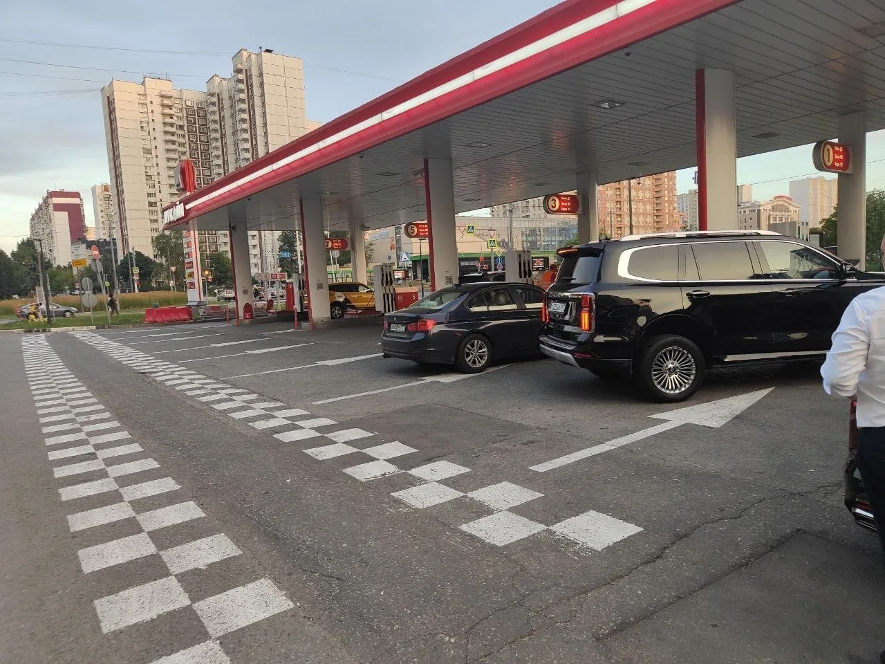 Motor: в Москве перед АЗС перестали выстраиваться очереди