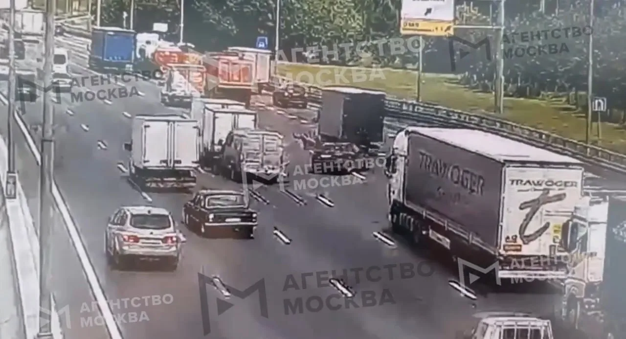 На МКАД на видео сняли полыхающий грузовик, парализовавший проезд